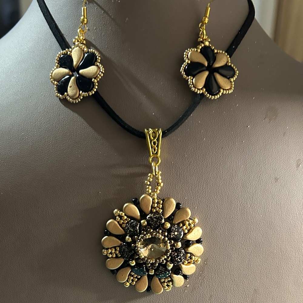 Handmade Gold and Black Floral Pendant Necklace - Women Jewelry - Picture 2 of 3